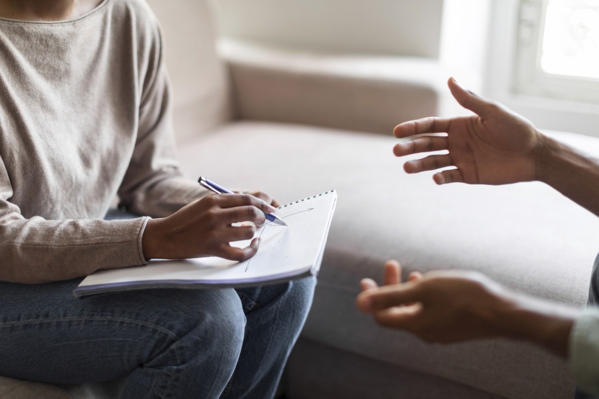 Entretien de feedback constructif avec prise de notes pour améliorer les performances professionnelles